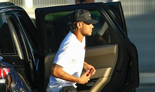 Vụ chuyển nhượng Neymar từ Barcelona tới PSG đang dần hoàn tất. Ảnh: Getty Images.